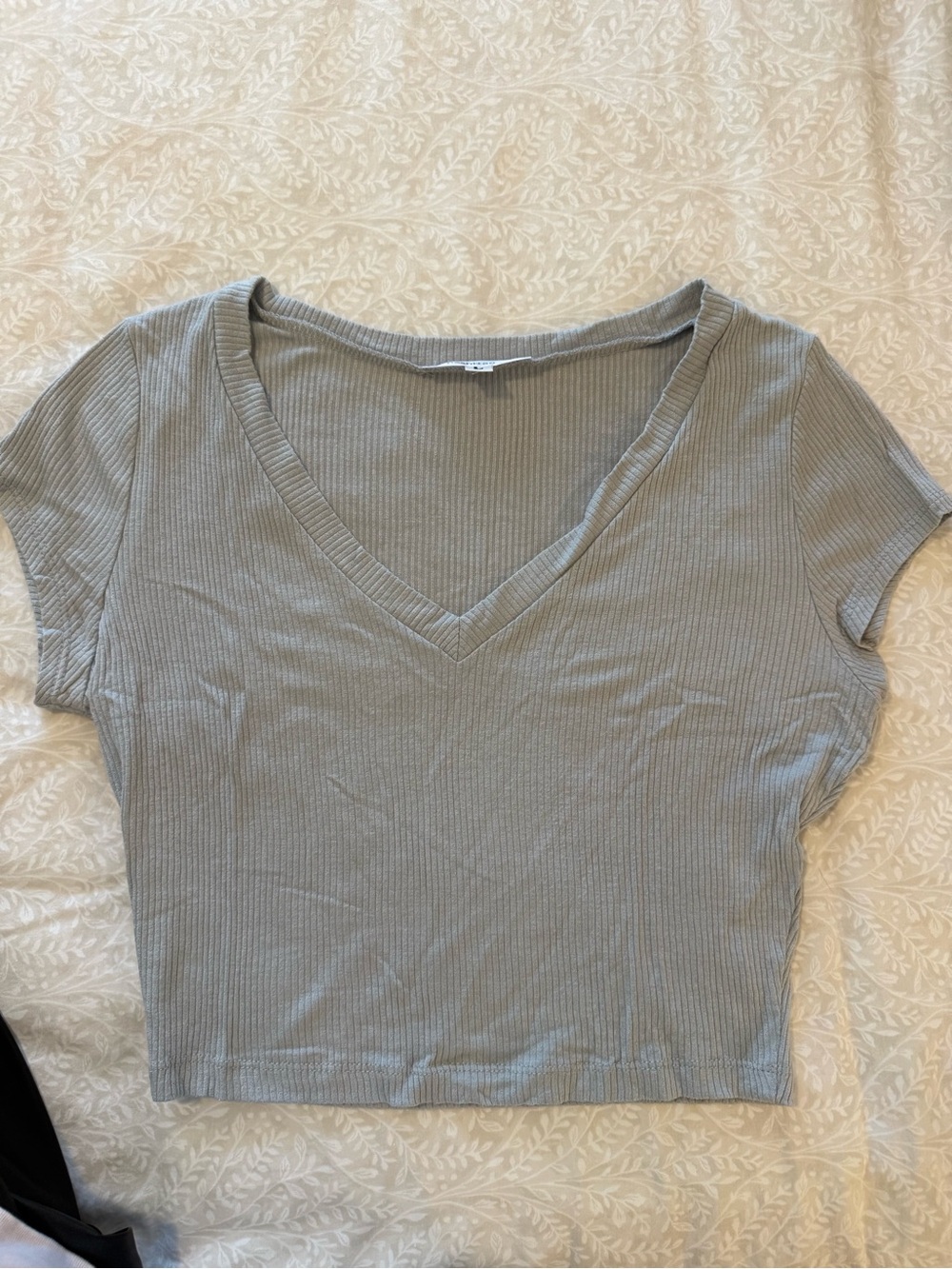 Ribbed V‑Neck Cropped Tee in Light Gray